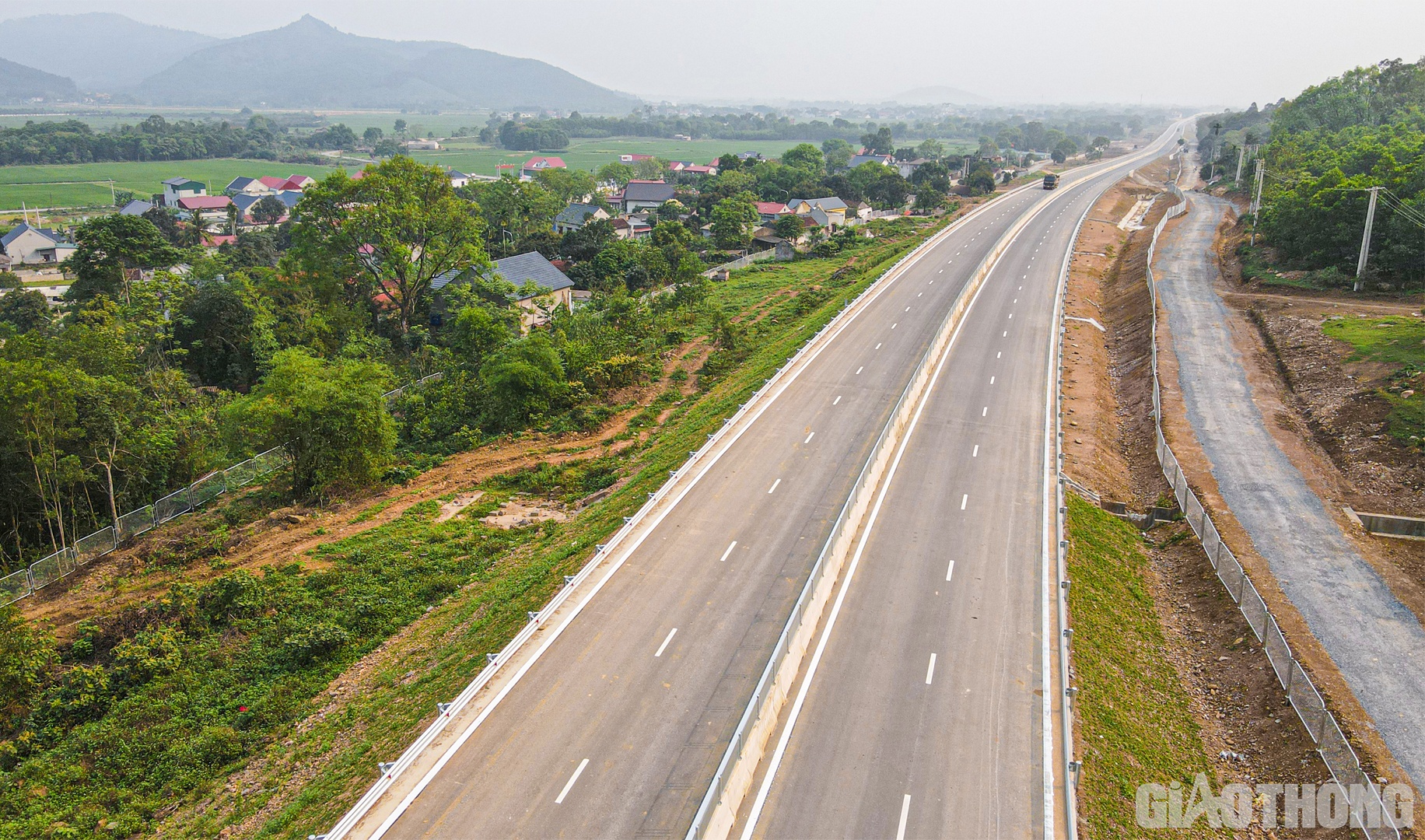 Ông Trần Quang Hoạt, Phó giám đốc Ban điều hành Trường Sơn phía Bắc - Tổng công ty Xây dựng Trường Sơn cho biết, trên phạm vi 9,8km đường, 3 cầu tuyến chính, 2 cầu vượt ngang và 11 hầm chui dân sinh thuộc gói thầu 13-XL, tính đến nay, liên danh nhà thầu đã hoàn thành 98% giá trị các hợp đồng