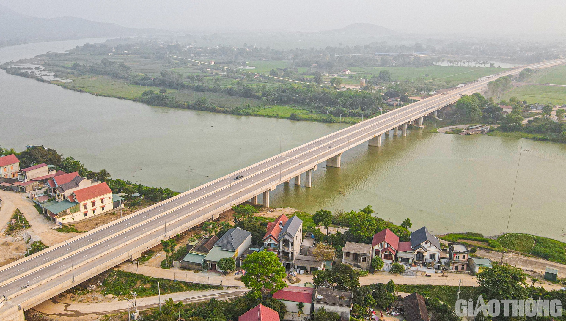 Hình ảnh cầu Vĩnh An bắc qua sông Mã từ trên cao