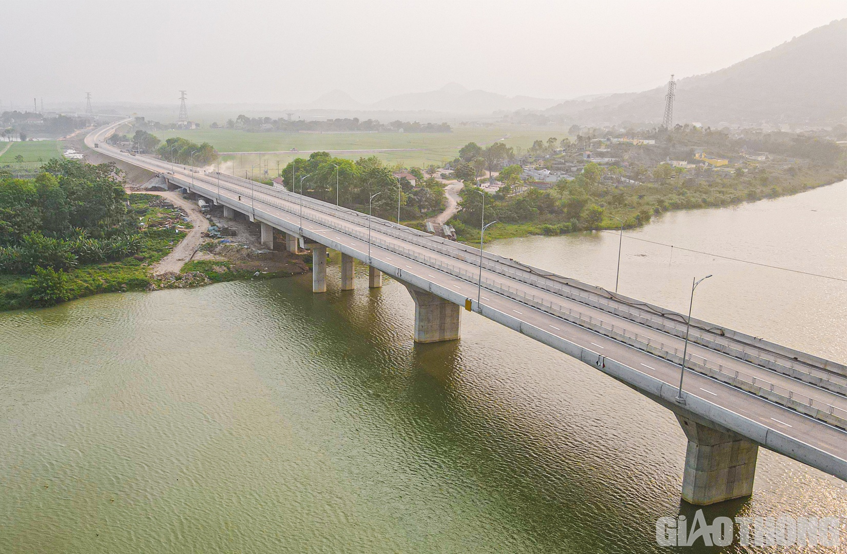 Nằm trên gói thầu 13-XL, công trình cầu Vĩnh An do Công ty CP Đầu tư và Xây dựng giao thông Phương Thành thi công cũng đã cơ bản hoàn thiện, chờ ngày thông xe