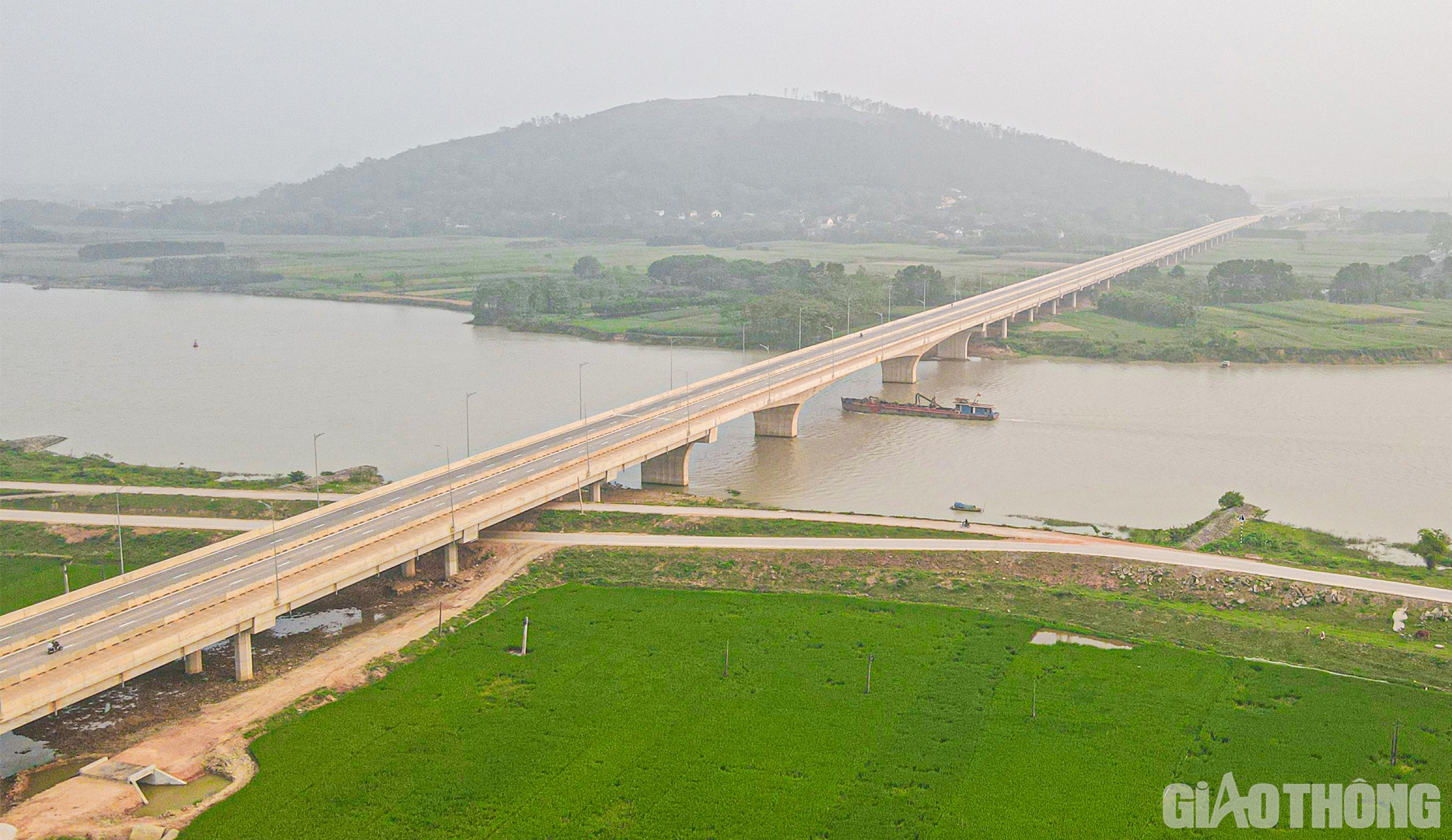Hạng mục công trình cầu Núi Đọ do liên danh nhà thầu Vinaconex - Trung Nam E&C thi công xây dựng cũng đã đi đến các hạng mục cuối cùng để chờ ngày thông xe, phục vụ người dân