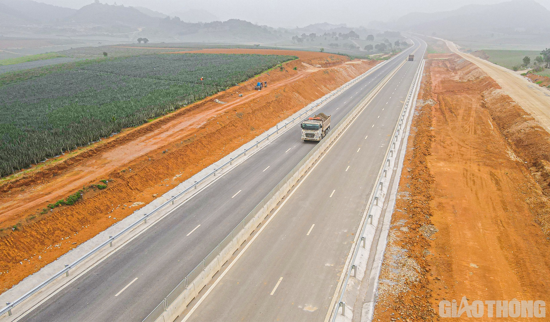 Những ngày cuối tháng 4/2023, vắt ngang qua địa bàn hai tỉnh Ninh Bình, Thanh Hóa, tuyến cao tốc Bắc - Nam đoạn Mai Sơn - QL45 đang dần hoàn thiện, sẵn sàng phục vụ người dân lưu thông ngay trong dịp nghỉ lễ 30/4 - 1/5
