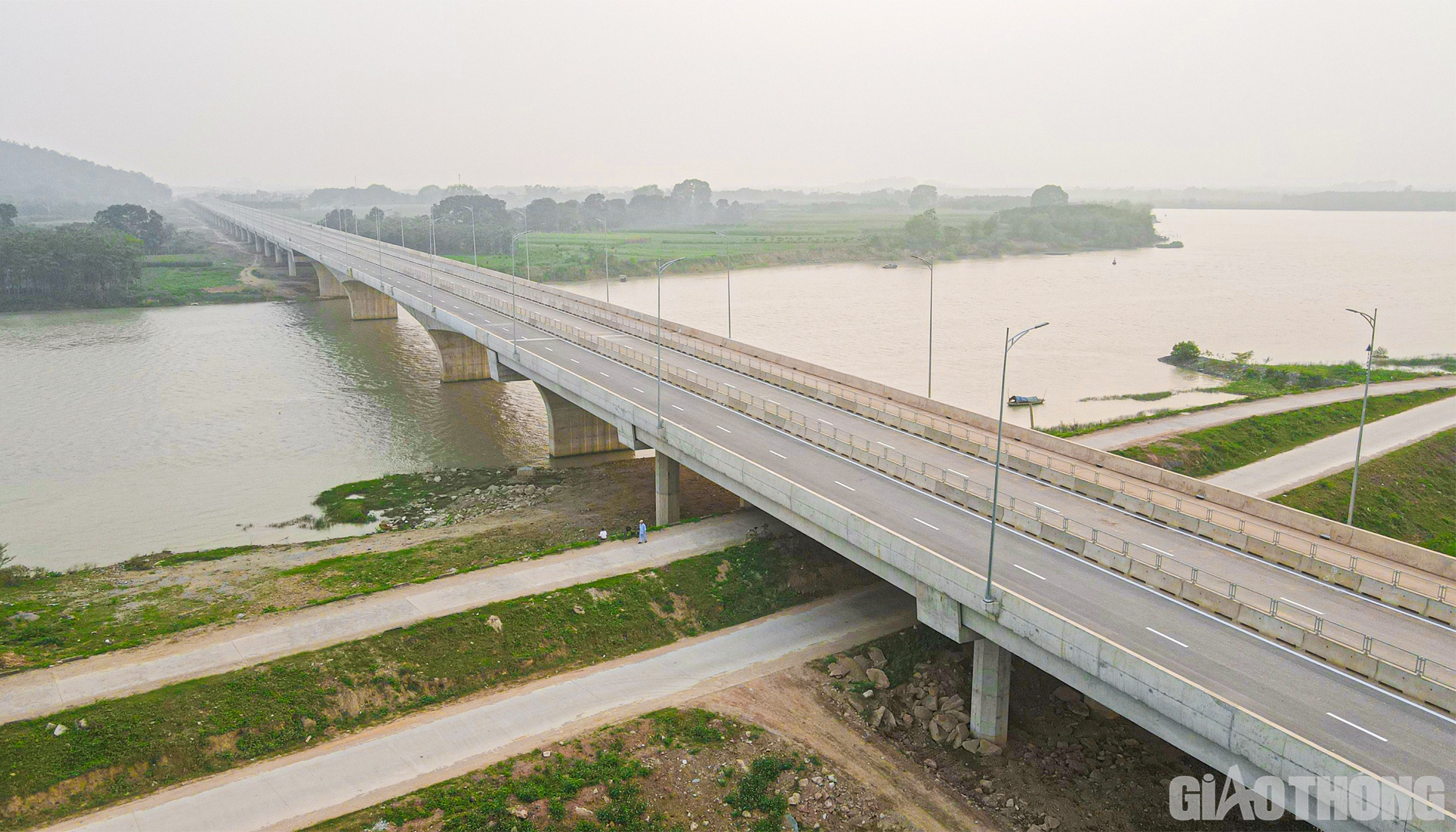 Công trình cầu núi Đọ trên tuyến cao tốc Bắc - Nam đoạn Mai Sơn - QL45 đưa vào khai thác giúp người dân hai bên bờ sông Chu xóa được cảnh chờ phà và nơm nớp lo sợ mất ATGT mỗi khi di chuyển trên phà
