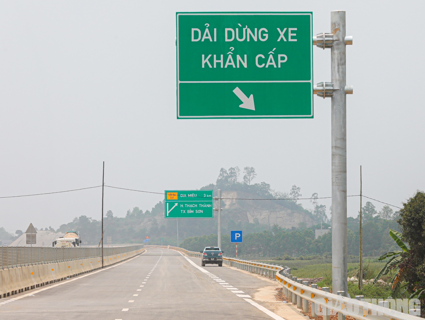 Dọc tuyến cao tốc Bắc - Nam qua Ninh Bình, Thanh Hóa, các dải dừng khẩn cấp cũng được bố trí đầy đủ với khoảng cách 4 - 5km/dải dừng xe, phục vụ phương tiện lưu thông an toàn khi tuyến đưa vào khai thác. Trên toàn tuyến có khoảng 25 điểm dừng khẩn cấp