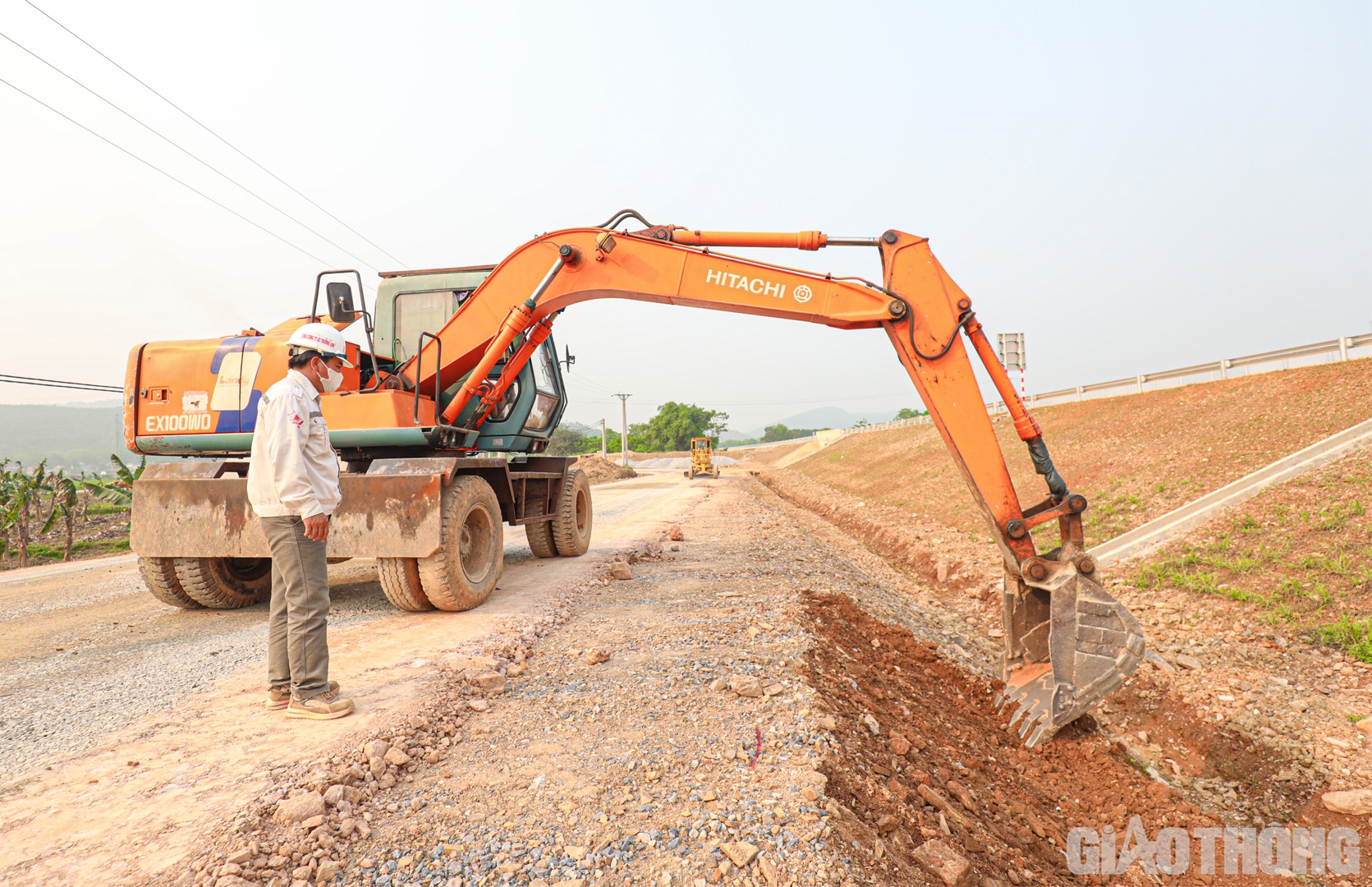 “Toàn bộ công trình thuộc gói thầu sẽ được liên danh nhà thầu hoàn thiện, bàn giao cho chủ đầu tư trước ngày 25/4”, ông Hoạt thông tin (Trong ảnh: Tổng công ty Xây dựng Trường Sơn dồn lực thi công 4km đường gom, kịp thời đưa vào khai thác dịp 30/4)