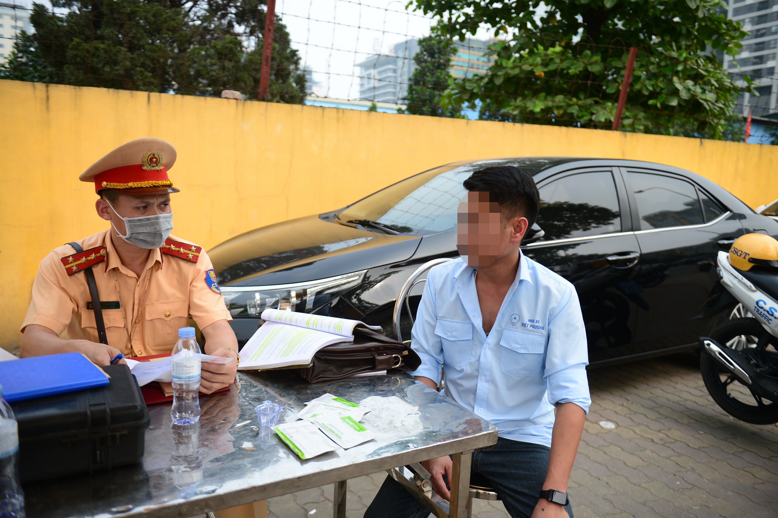 Tài xế Lò Văn L. chia sẻ: "Tôi thấy việc kiểm tra nồng độ cồn và ma tuý là rất chính xác. Việc này giúp đảm bảo an toàn giao thông cho hành khách và cho người dân, nhất là vào các dịp lễ, Tết".