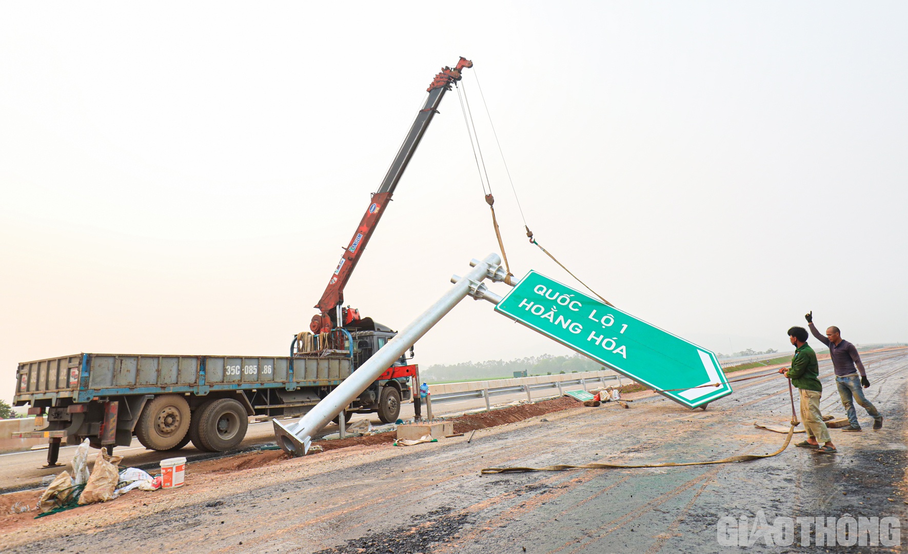 Ông Lương Văn Long, Giám đốc Ban điều hành dự án (thuộc Ban QLDA Thăng Long) cho biết, trong những ngày cuối cùng, khối lượng công việc còn lại tại dự án chủ yếu tập trung vào hạng mục ATGT và công tác hoàn thiện. Khối lượng tuy không lớn nhưng nhỏ lẻ, cần phải chăm chút, thi công cẩn thận để tạo mỹ quan cho tuyến cao tốc trọng điểm