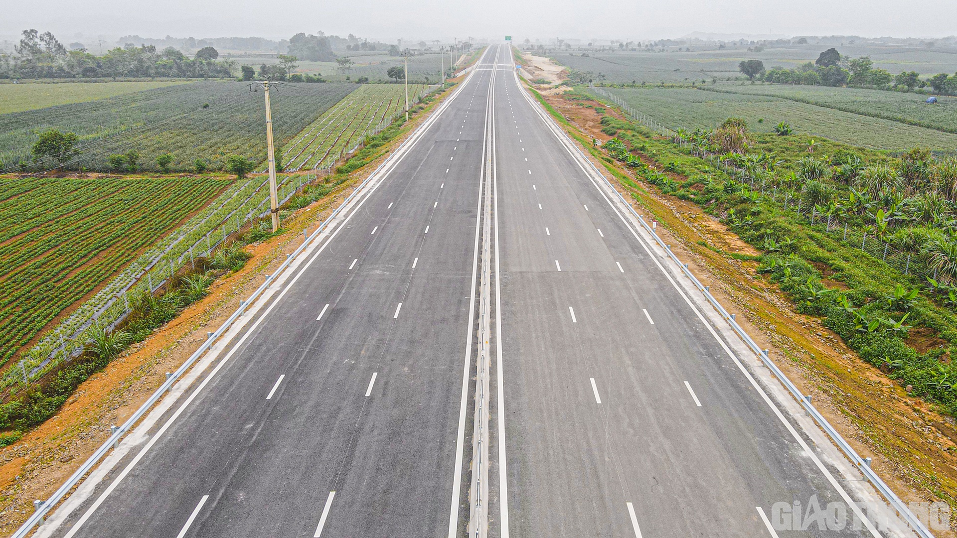 Tại gói thầu 10-XL, hơn 15 km tuyến chính đã về đích, các hạng mục ATGT, lắp đặt dải phân cách, hộ lan,… đã được hoàn thiện