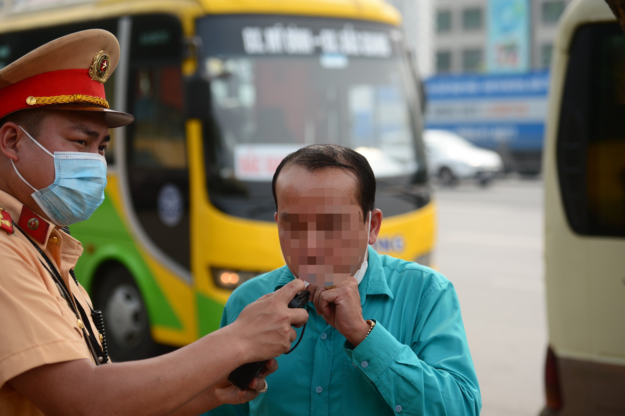 "Hôm nay tôi vi phạm lỗi tốc độ để bắt khách nhưng không vi phạm nồng độ cồn hay ma tuý", tài xế Nguyễn Quang T. thanh minh.