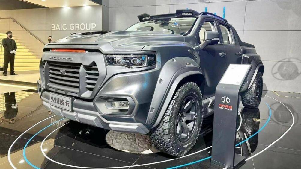 Xe sở hữu lưới tản nhiệt mới với các thanh nằm ngang và còn có 2 thanh lớn nằm dọc và tấm bảo vệ màu đen