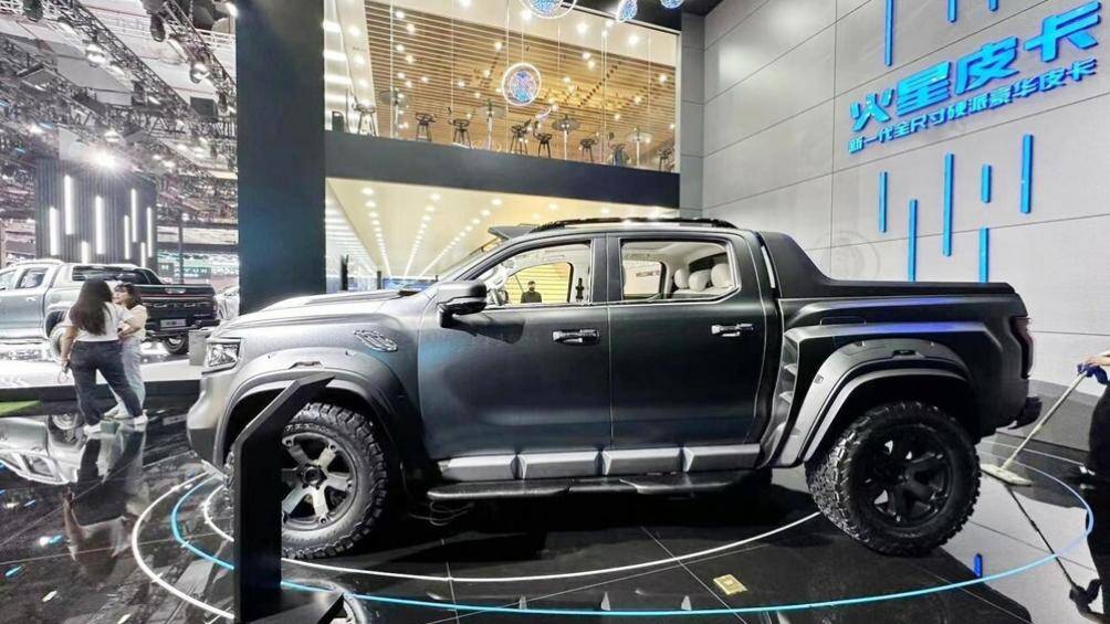 Chiếc xe bán tải Foton Mars độ này còn lắp 4 bộ mâm và lốp chuyên dụng dành cho xe off-road, tích hợp thêm đèn chiếu sáng trên mui xe