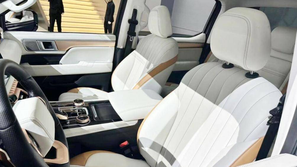 Các mẫu xe thuộc dòng bán tải Mars còn có thể cung cấp cửa sổ trời toàn cảnh, giảm tốc thủy lực ở cửa sau của thùng hàng