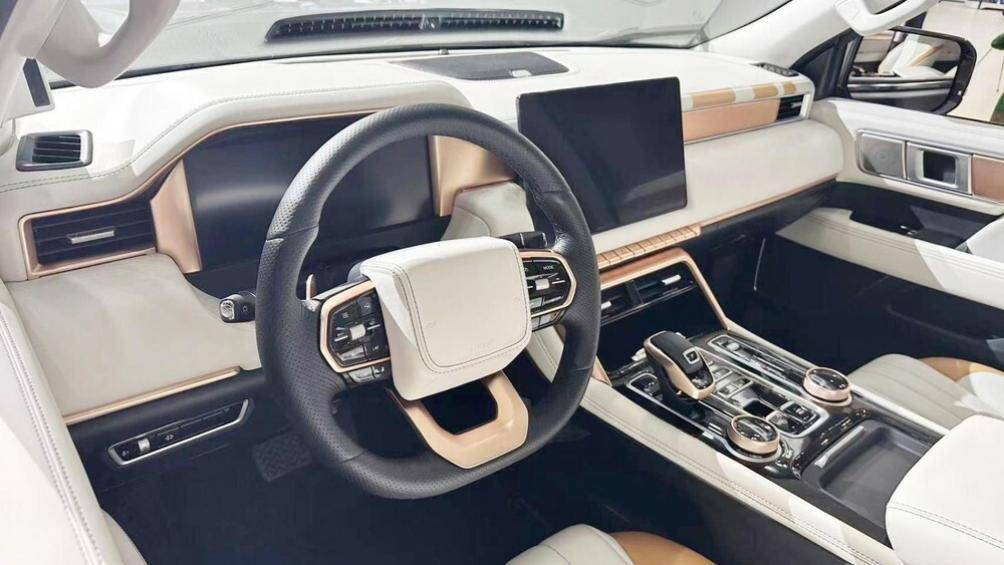 Nội thất của xe Foton Mars mới được phối màu bạch kim trông sang trọng hơn. Bảng điều khiển trung tâm trang bị màn hình đa phương tiện 14,6 inch