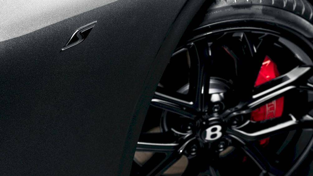 Động cơ W12 cung cấp khả năng vận hành cho xe cũng là yếu tố độc nhất tại thời điểm đó, giúp xe có khả năng tăng tốc từ 0-100 km/h trong 4,7 giây