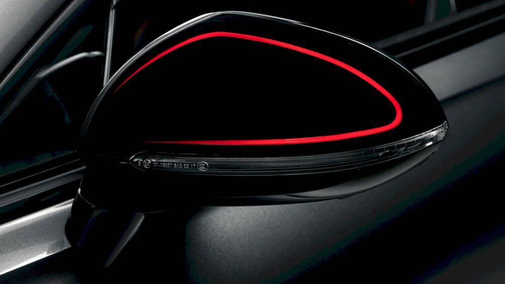 Tông màu đen và đỏ tương tự cũng có thể được tìm thấy bên trong cabin với da Beluga và Hotspur trên các điểm nhấn màu đen piano