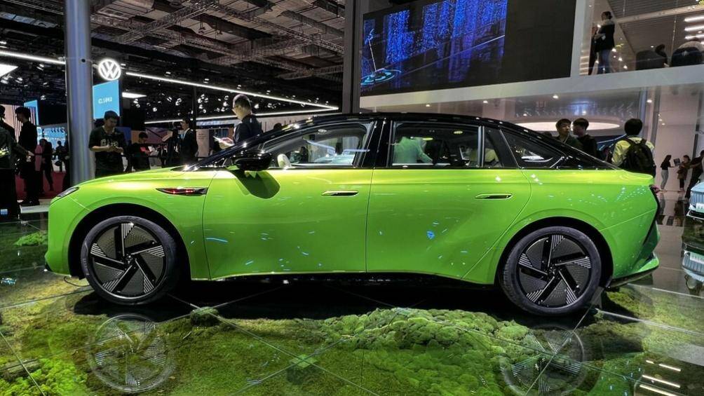 Trên đèn LED của xe còn tích hợp thêm các khe gió giả, bộ mâm 5 chấu có thiết kế khá lạ mắt