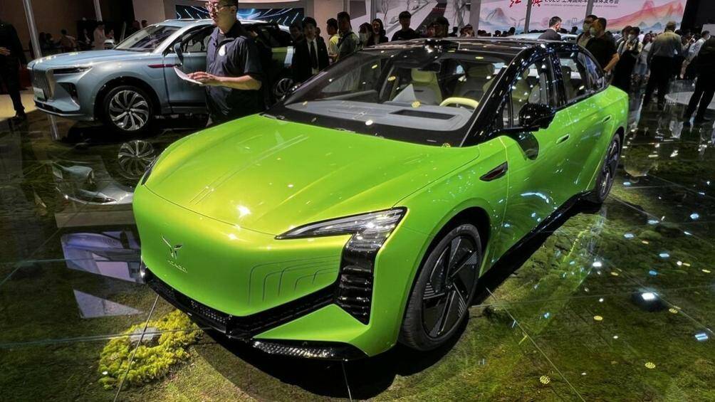 Về ngoại thất, Hồng Kỳ E001 được áp dụng ngôn ngữ thiết kế kiểu gia đình mới của Hongqi New Energy với lưới tản nhiệt khép kín, bộ đèn LED đẹp mắt