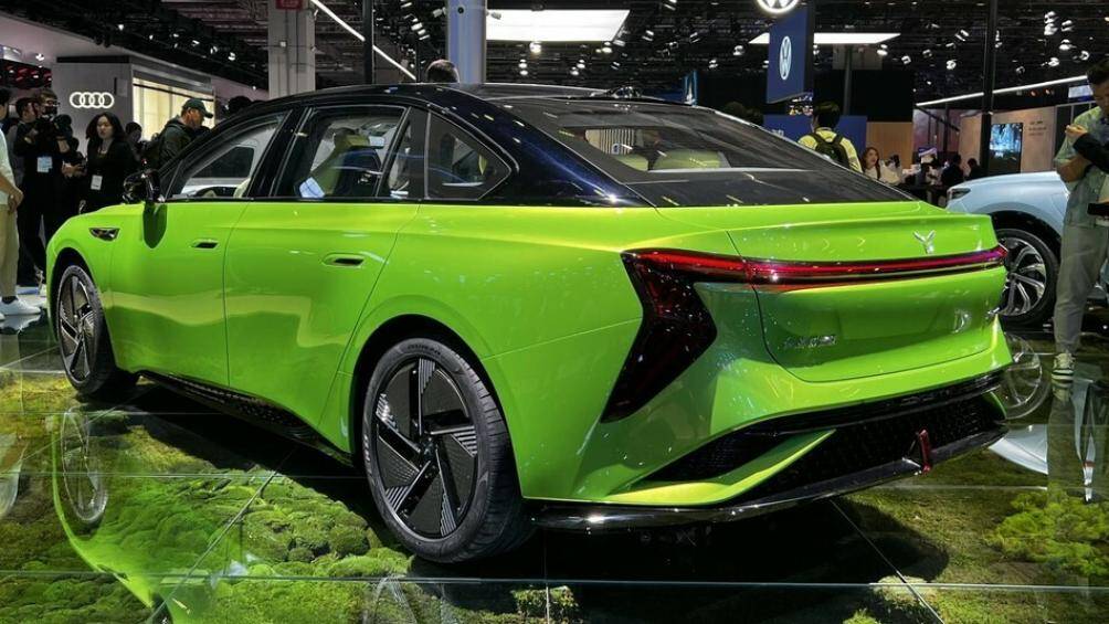 Cung cấp sức mạnh cho Hồng Kỳ E001 là khối động cơ kép phía trước và phía sau cho tổng công suất lên đến 610 mã lực và mô-men xoắn cực đại 756 Nm