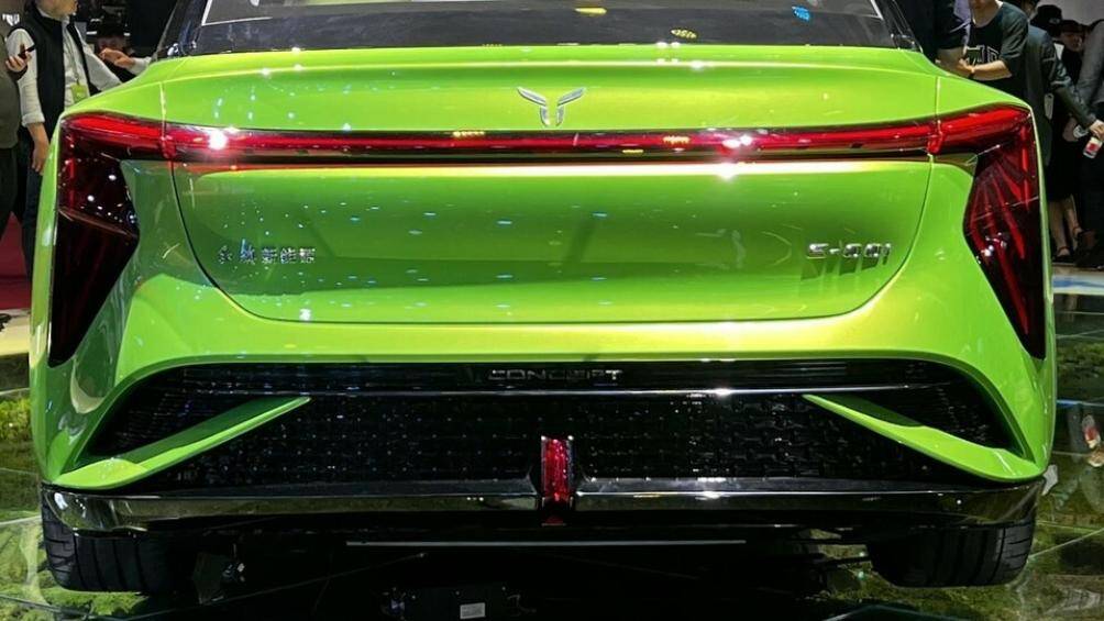 Phía sau xe có cụm đèn hậu được thiết kế trải dài khắp đuôi xe, khiến E001 nhìn rộng rãi, bề thế hơn