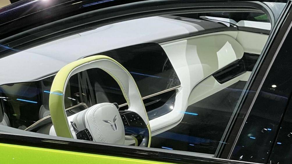 Bên trong xe được trang bị nhiều tiện ích hiện đại như: vô lăng 5 chấu tích hợp phím chức năng, màn hình kép cong 6+15,5 inch, màn hình HUD…