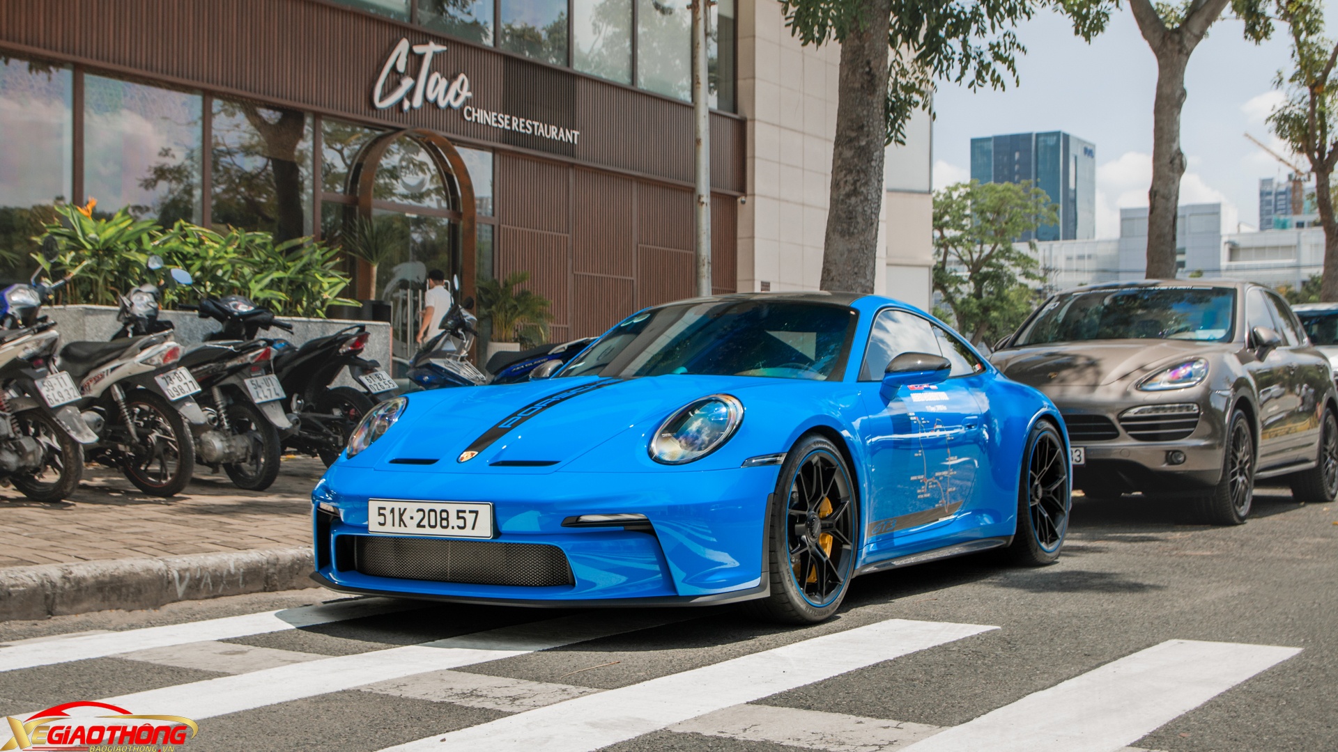 Porsche 911 GT3 và 911 GT3 Touring đều sử dụng động cơ 4.0L hút khí tự nhiên, sản sinh công suất 502 mã lực và mô-men xoắn 469 Nm. Hộp số tự động ly hợp kép PDK 7 cấp và hệ dẫn động cầu sau. Xe có khả năng tăng tốc từ 0-100 km/h trong 3,2 giây và đạt tốc độ tối đa lên tới 317 km/h