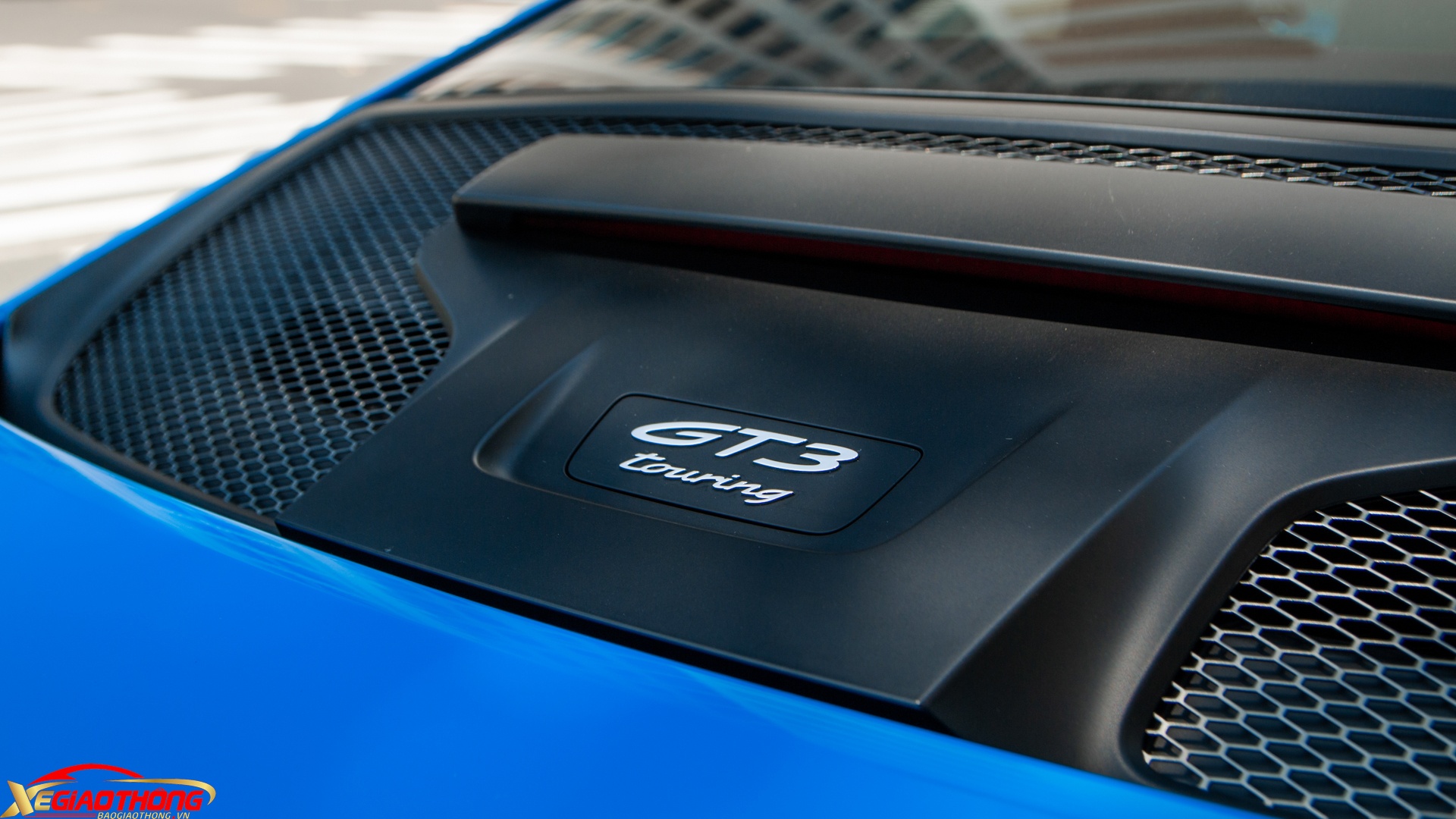 Nắp khoang động cơ cũng được thay mới bằng logo GT3 Touring
