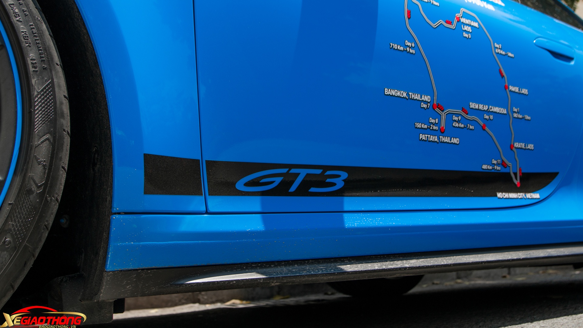 Bộ tem thể thao trên nắp capo và 2 bên hông xe là tùy chọn có tính phí