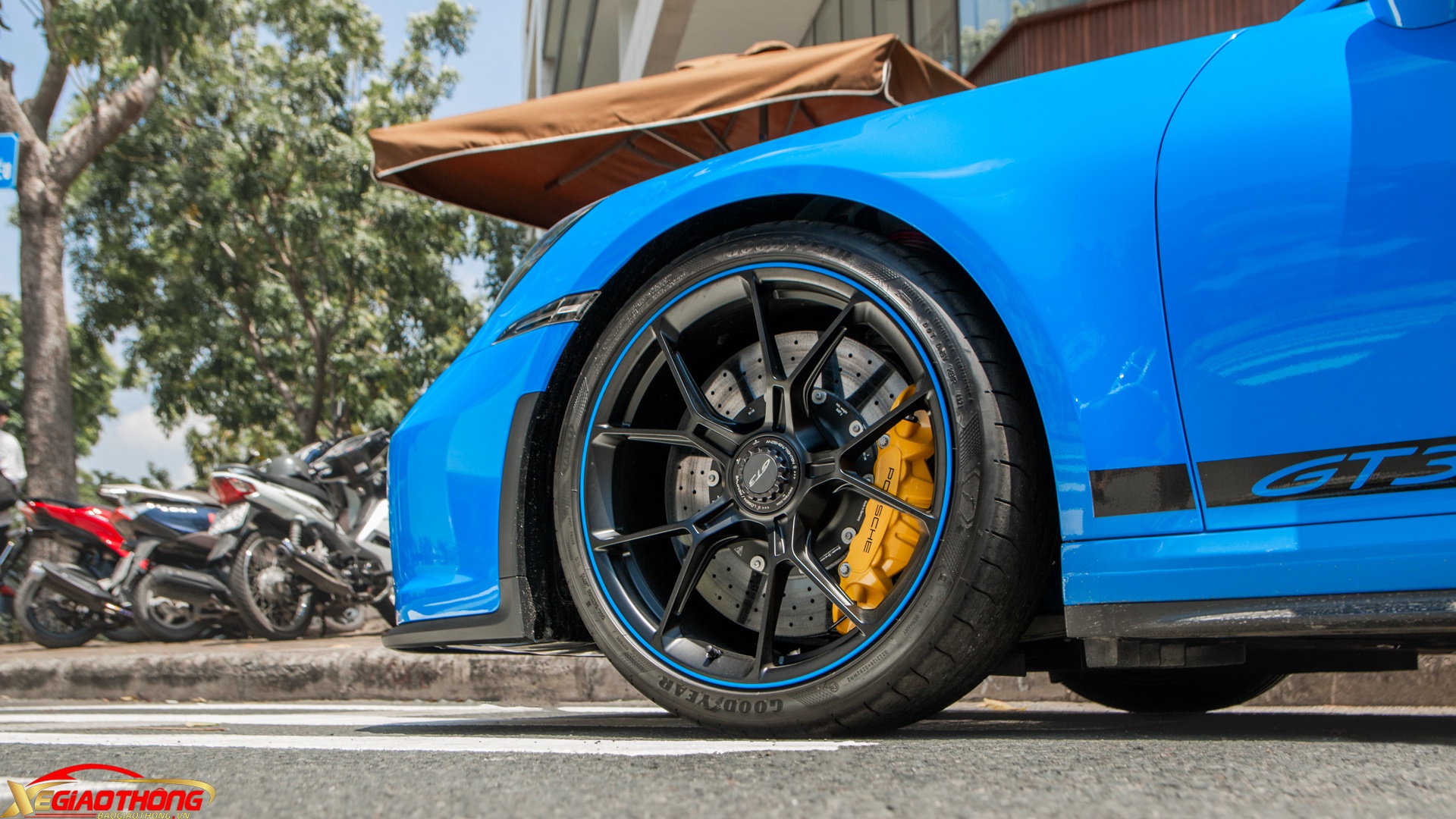 Xe vẫn giữ bộ mâm nguyên bản đa chấu khối lượng nhẹ, kích thước 20 inch phía trước và 21 inch phía sau, sơn đen cùng màu viền trùng màu ngoại thất có giá 1.950 USD (hơn 44 triệu đồng), ẩn phía sau là hệ thống phanh hiệu suất cao. Cùm phanh màu vàng tiết lộ chiếc xe này dùng đĩa phanh gốm tổng hợp có giá 9.120 USD (tương đương 208 triệu đồng)