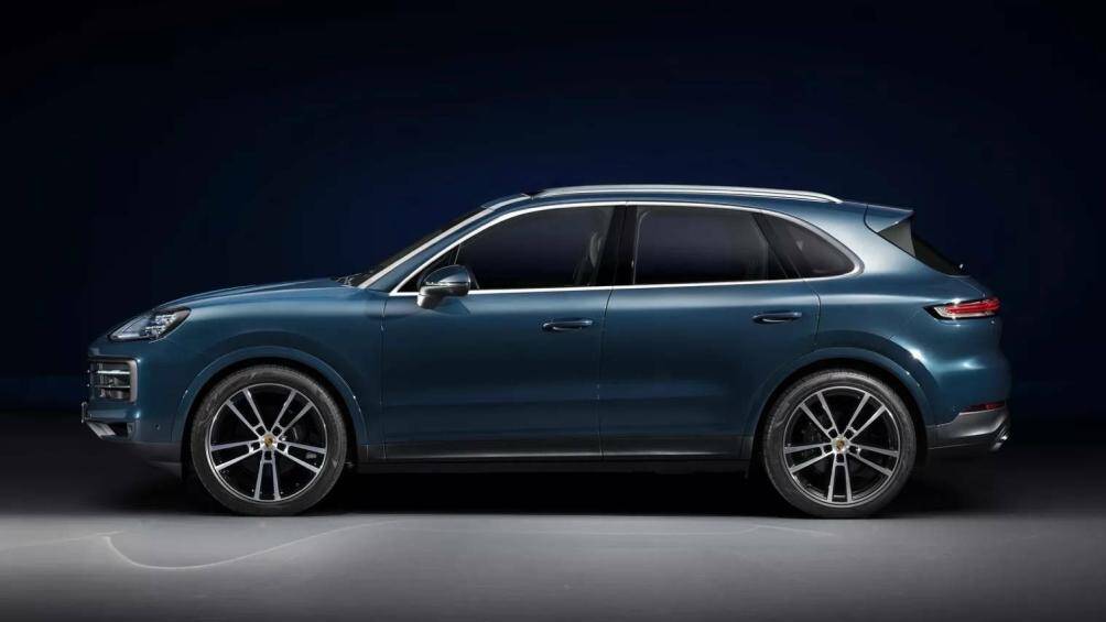 Porsche Cayenne 2024 có giá từ 79.200 USD (1,86 tỷ đồng) cho bản tiêu chuẩn và 84.300 USD (1,98 tỷ đồng) với biến thể Coupe