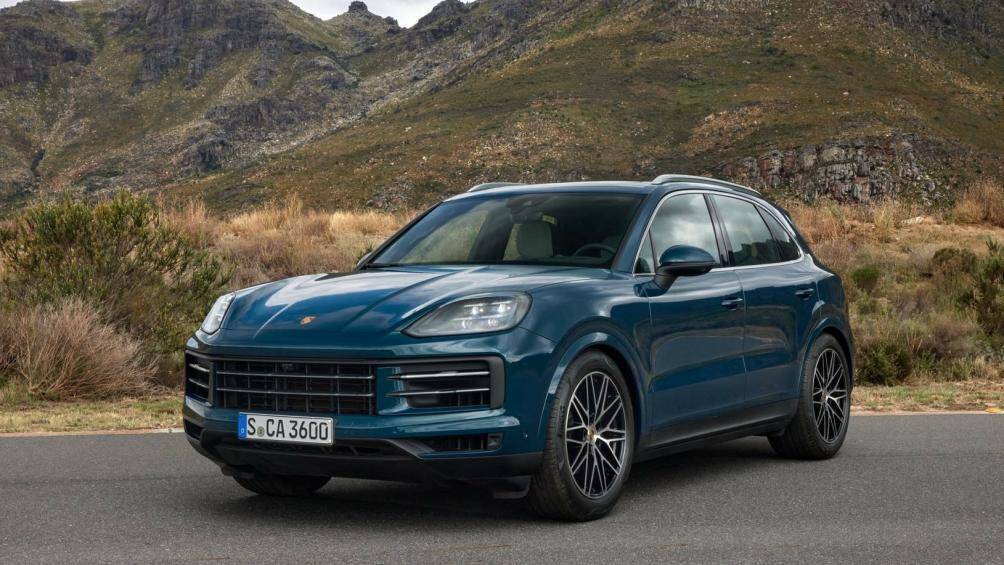 Đèn pha có hình khối mới vuông vắn hơn và trang bị tiêu chuẩn LED ma trận, hốc hút gió lớn hơn cùng nắp ca-pô gân guốc