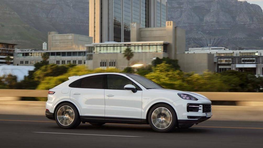 Phiên bản Cayenne S 2024 được trang bị động cơ V8 4.0 lít tăng áp kép có công suất 468 mã lực (349 kW) và mô-men xoắn cực đại 599 Nm