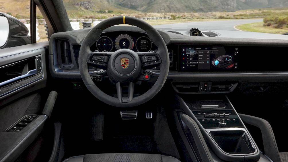 Nội thất của Porsche Cayenne 2024 được bố trí tương tự Taycan, với các nút chức năng quan trọng được đặt trên vô lăng hoặc gần vị trí lái