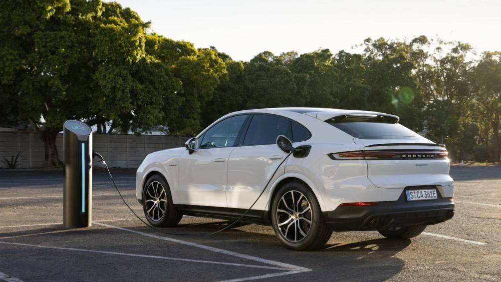 Phía sau xe là dải đèn hậu mới có chiều cao đồng đều khi chạy dài theo bề rộng thân xe và xuyên qua cửa cốp