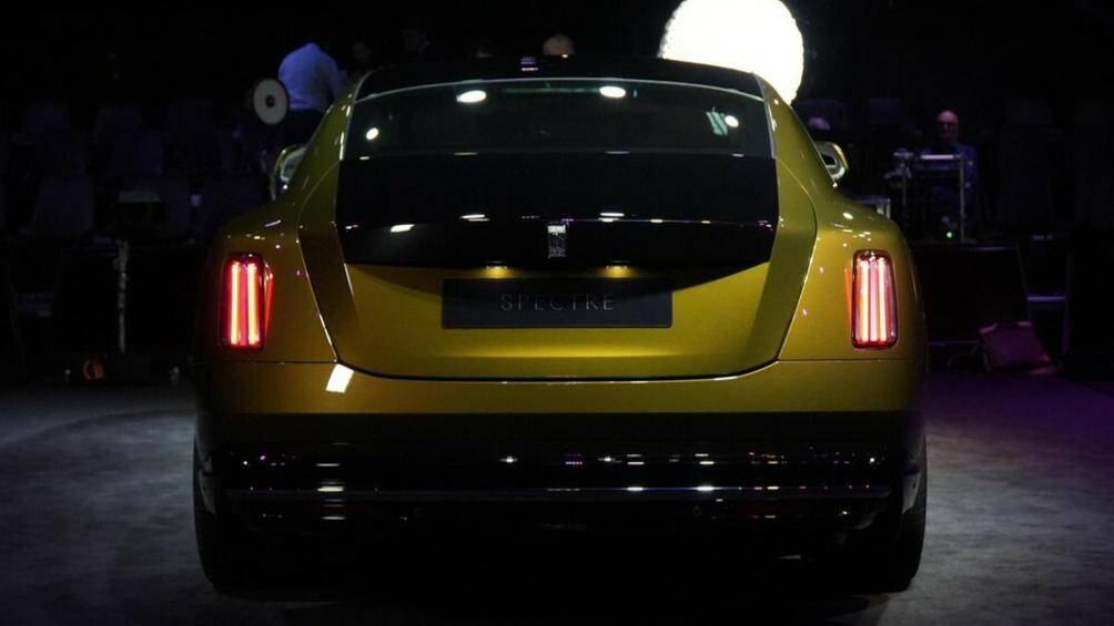 Chiếc xe điện Spectre được xây dựng trên cùng một nền tảng Architecture of Luxury mô-đun như Cullinan và Ghost cho đến Phantom và Boat Tail