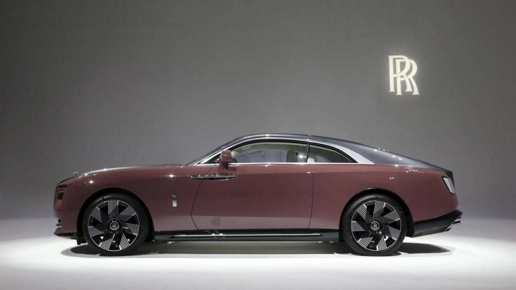 Rolls-Royce chưa tiết lộ các thông số chính thức của Spectre nhưng các động cơ điện cung cấp tổng cộng 577 mã lực và mô-men xoắn 900 Nm