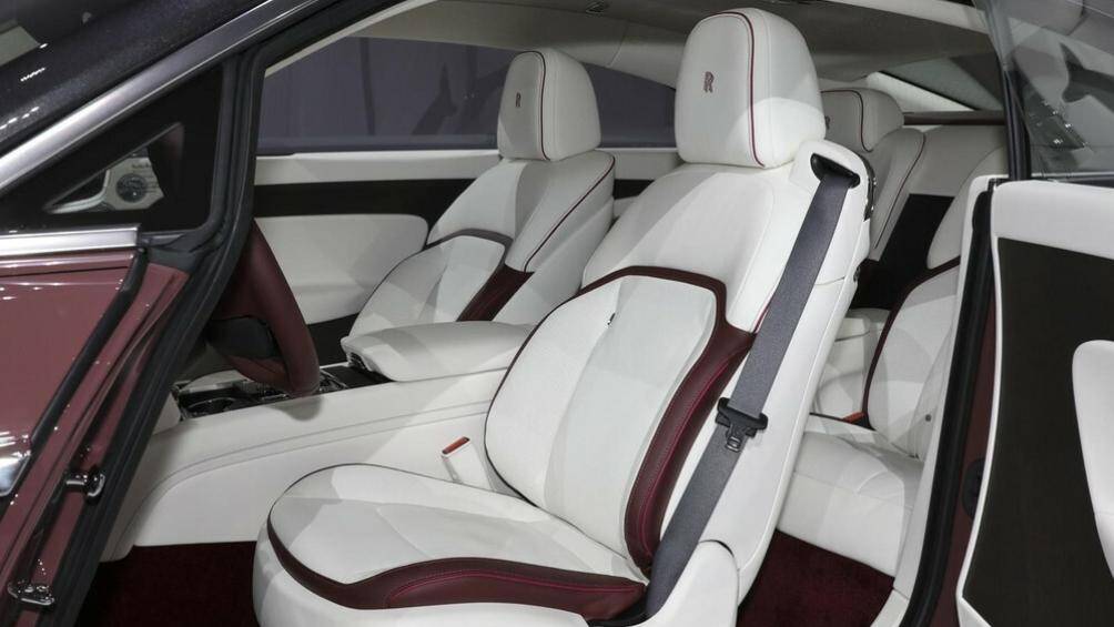 Các đại gia Trung Quốc giờ đây đã có thể đặt hàng mua xe Rolls-Royce Spectre với giá khởi điểm 5,75 triệu Nhân dân tệ (19,6 tỷ đồng)