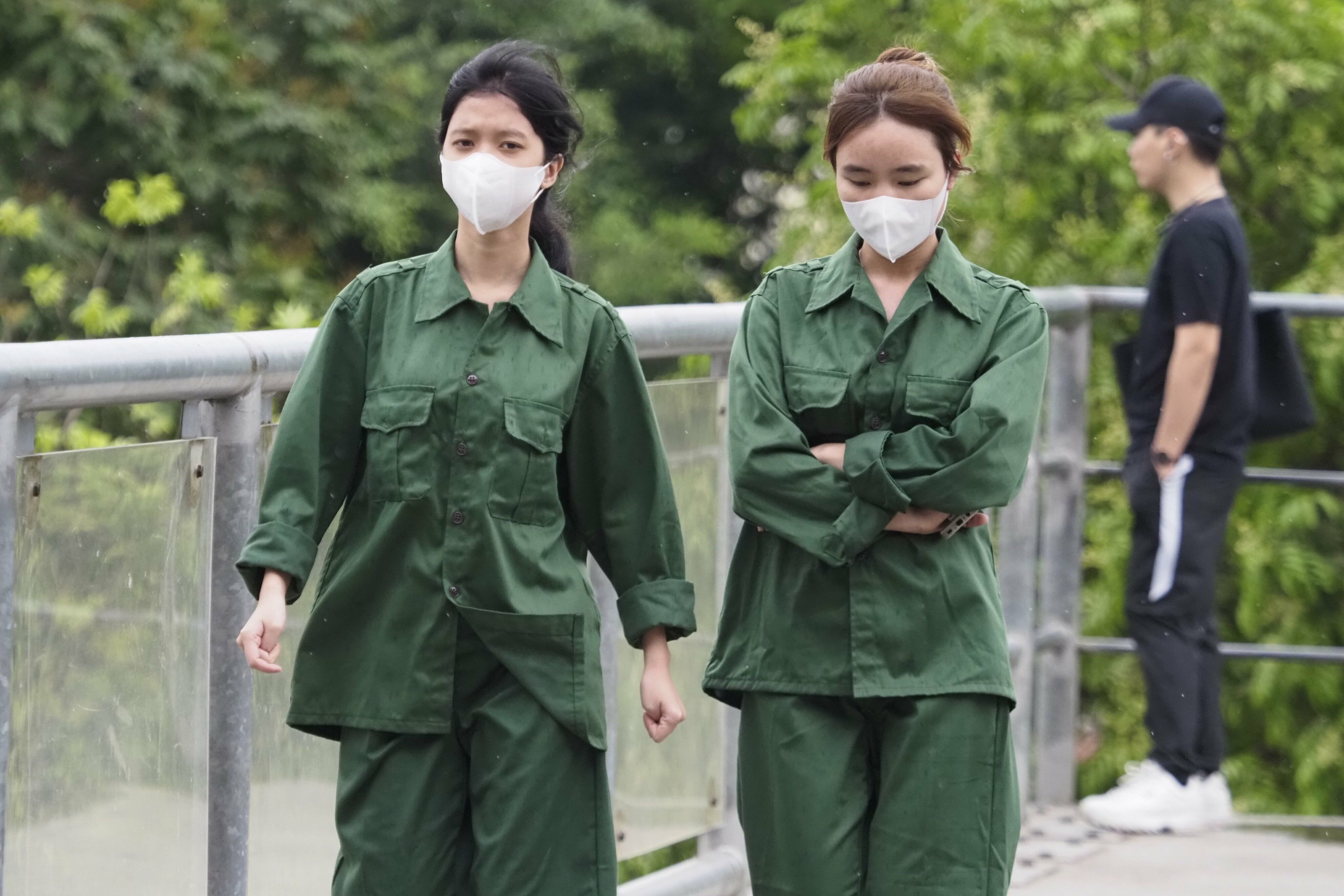 Sáng nay (25/4), thời tiết Hà Nội đột ngột chuyển lạnh khiến nhiều người đi đường co ro.