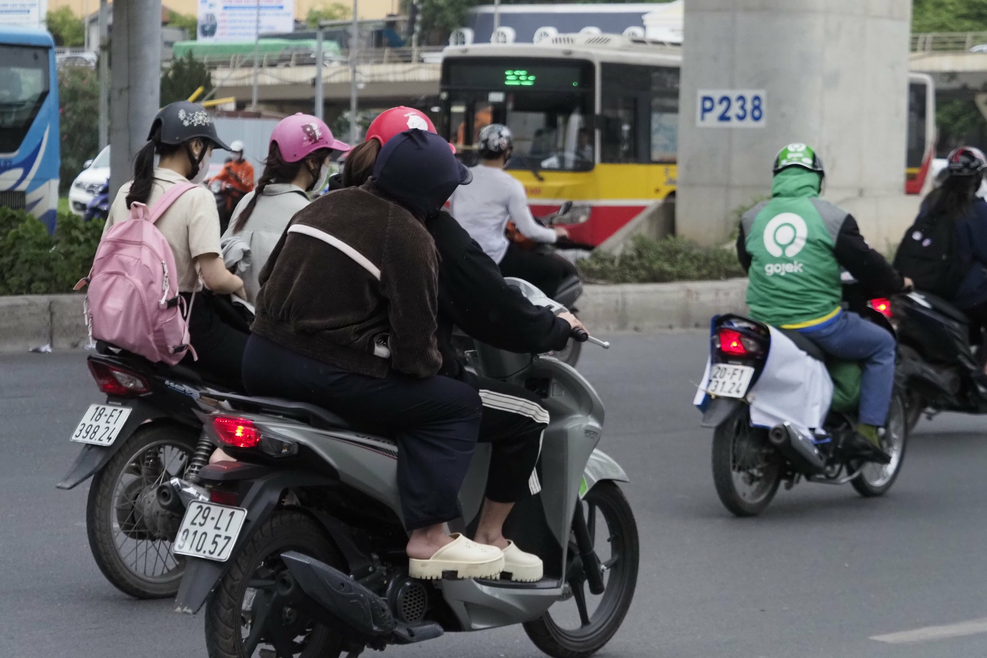 Dự báo từ ngày 25 đến 26/4, phía Đông Bắc Bộ và Bắc Trung Bộ trời chuyển mát; riêng phía Đông Bắc Bộ ngày 25/4 trời lạnh, vùng núi phía Bắc trời rét. Trong đợt không khí lạnh này, nhiệt độ thấp nhất ở phía Đông Bắc Bộ phổ biến 20-23 độ C, vùng núi phía Bắc phổ biến 17-19 độ C, có nơi dưới 17 độ C.