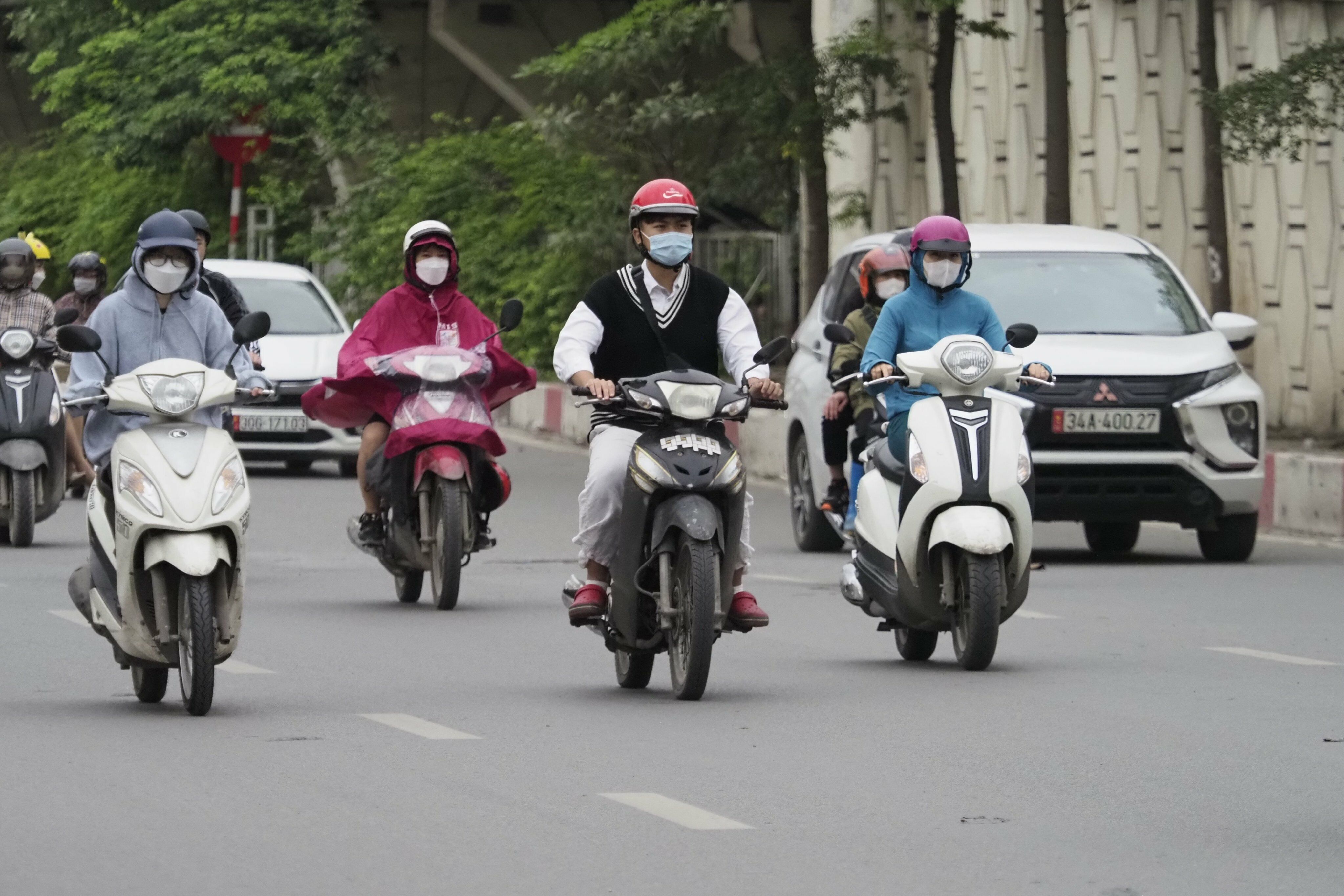 Các chuyên gia y tế cho biết, sự thay đổi đột ngột của thời tiết từ nóng sang lạnh hoặc từ lạnh sang nóng đều có thể khiến cơ thể con người gặp rắc rối. Trạng thái thay đổi nhiệt độ cơ thể một cách đột ngột dưới tác động của thời tiết là trạng trái cực kỳ nguy hiểm có khả năng dẫn tới tử vong do sốc nhiệt.