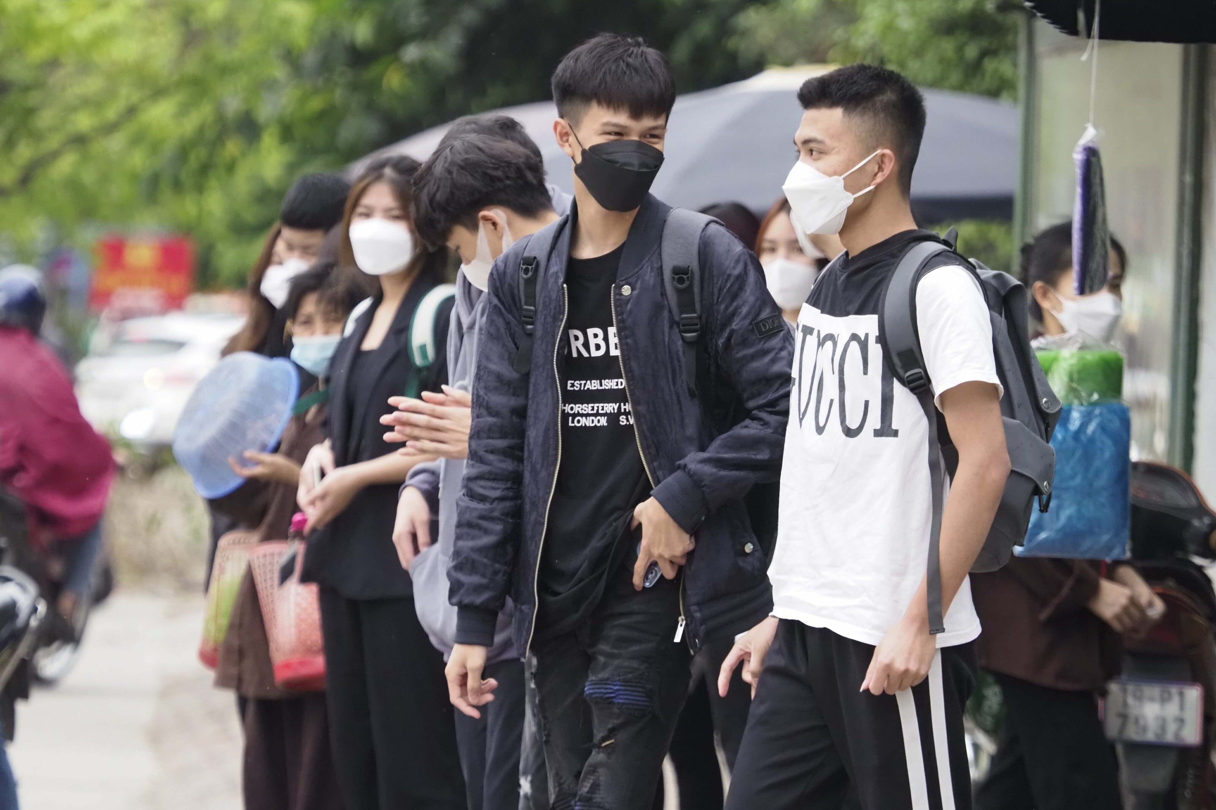 Bởi vậy, khi thời tiết chuyển từ nóng sang lạnh việc đầu tiên mỗi người cần làm là giữ ấm cơ thể. Vào những ngày trời rét, người dân cần mặc ấm, nhất là người già và trẻ nhỏ.