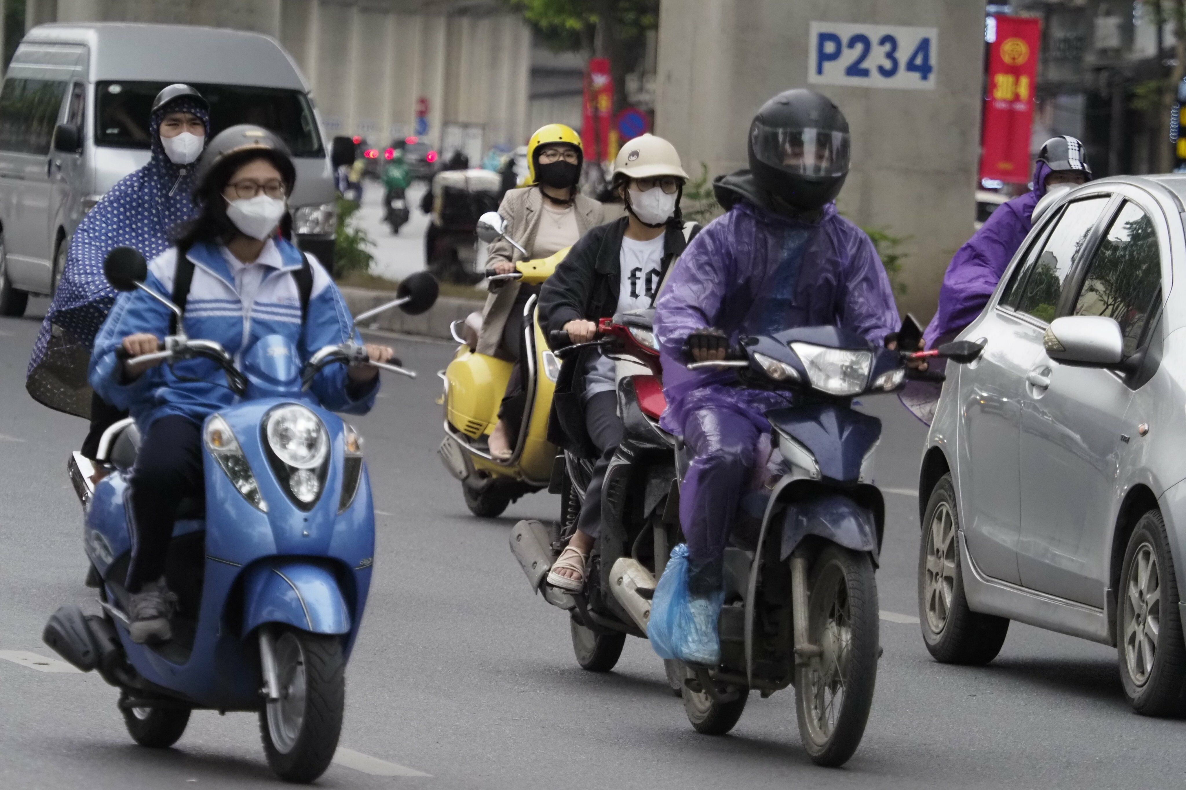 “Vừa bước xuống sảnh tòa nhà thấy gió lạnh quá, tôi phải chạy lên nhà mặc thêm áo khoác. Nhiệt độ không quá thấp nhưng so với hôm qua giảm khá sâu nên cảm giác lạnh”, chị Nguyễn Thị Yến (Cầu Giấy, TP Hà Nội) cho biết.