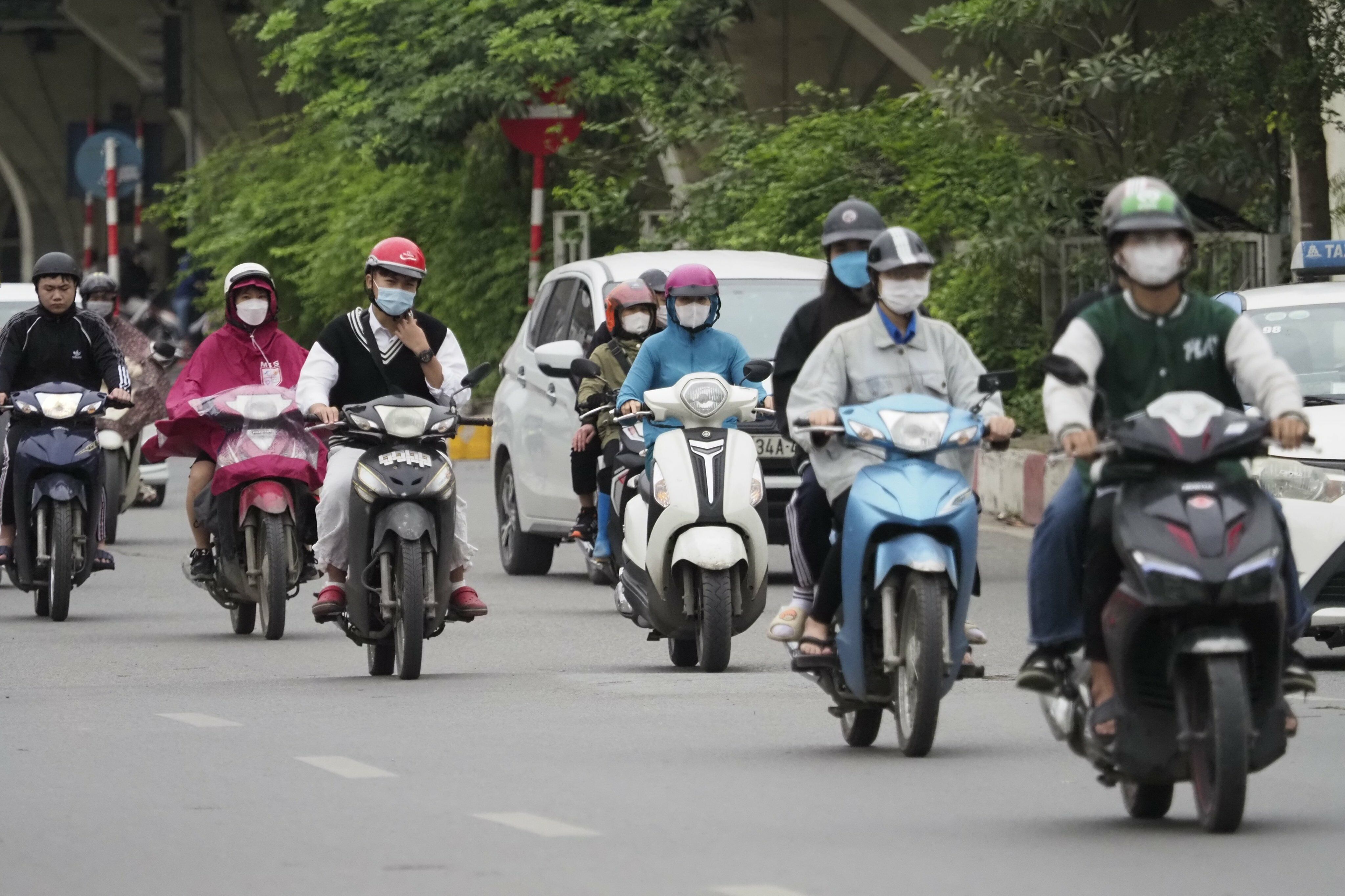 Nhiệt độ hạ thấp hơn so với hôm qua hơn 10 độ, vì vậy trên đường phố, hầu hết người tham gia giao thông đều khoác thêm những chiếc áo khoác mỏng.