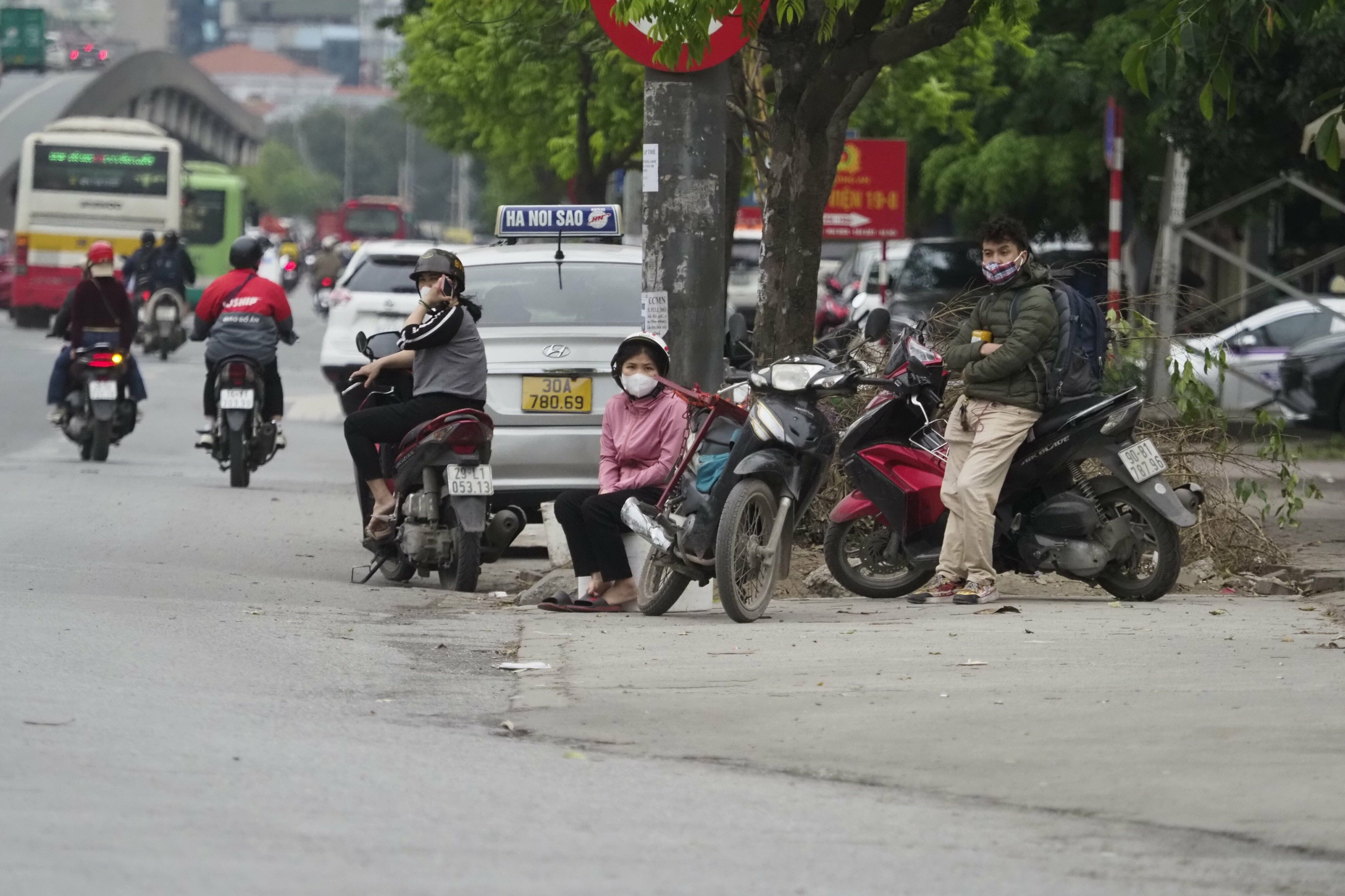 Theo ghi nhận của PV, do đón thêm không khí lạnh tăng cường nên về trưa, nhiệt độ xuống thấp hơn.