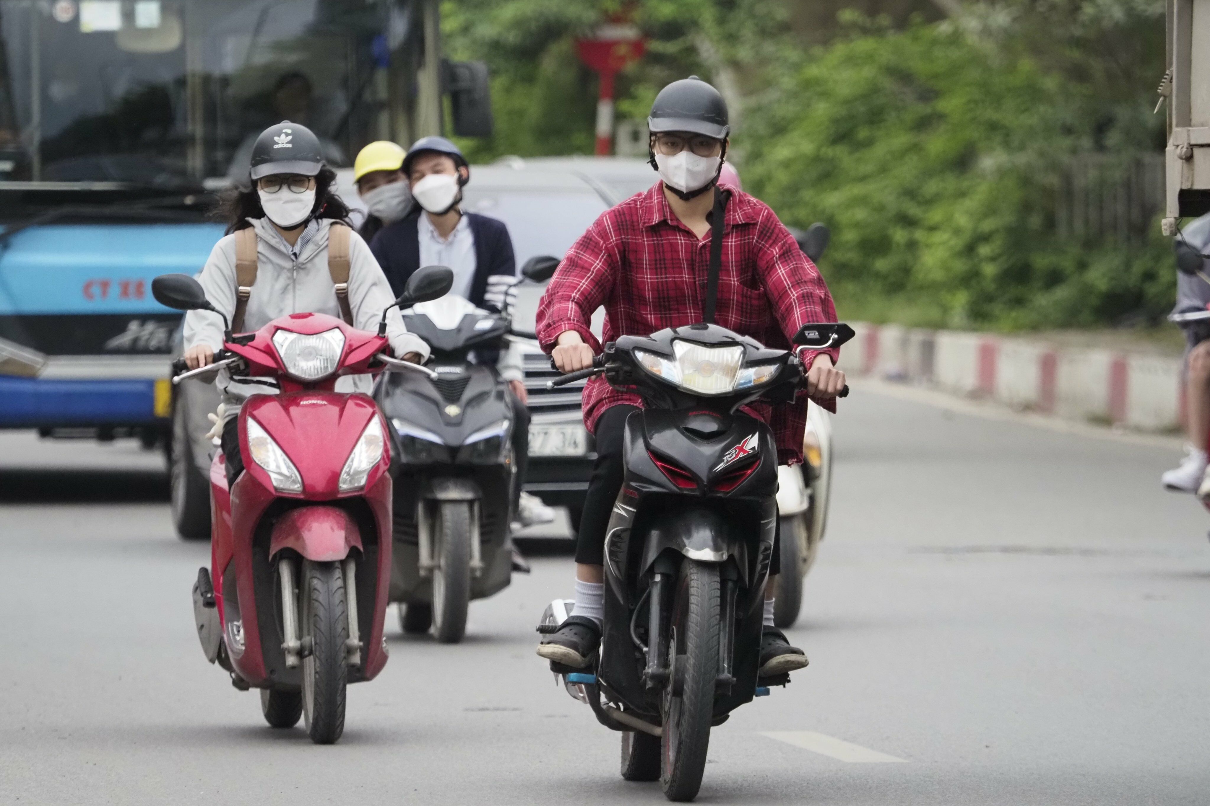 “Đi đường chỉ cần thêm một chiếc áo khoác mỏng là đủ giữ ấm cho cơ thể. Dù có mưa nhỏ bất tiện nhưng tôi khá thích thời tiết rét nàng Bân này”, chị Nguyễn Hồng Hạnh (Ba Đình, TP Hà Nội) chia sẻ.