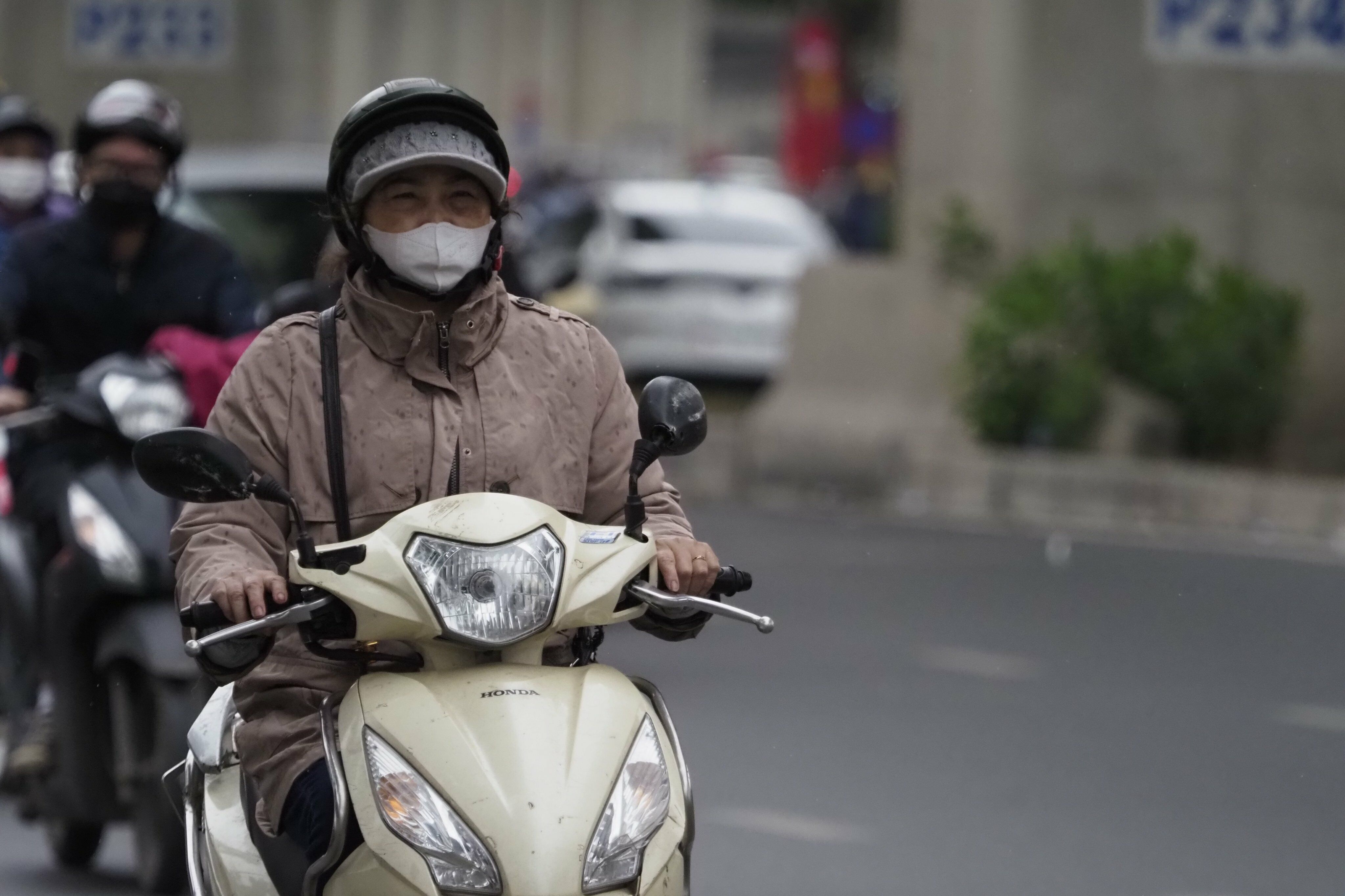 Đầu giờ sáng, gió khá to nên nhiều chị em trùm khăn, đội mũ kín đầu để tránh gió lùa vào tai.