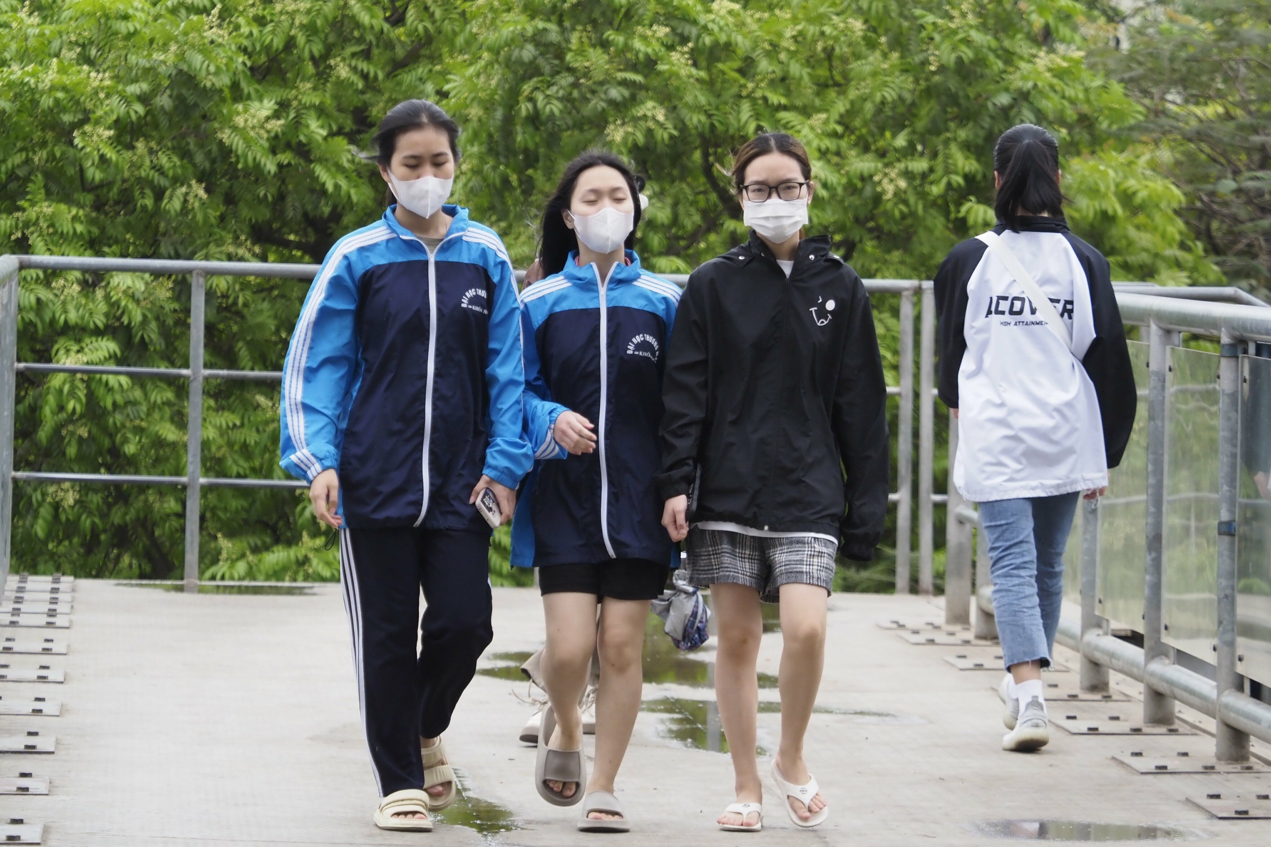 Theo Trung tâm Dự báo khí tượng Thủy văn quốc gia, sáng 25/4, không khí lạnh đã ảnh hưởng đến hầu hết các nơi ở khu Đông Bắc Bộ. Ở vịnh Bắc Bộ đã có gió Đông Bắc cấp 5. Dự báo không khí lạnh sẽ tiếp tục ảnh hưởng đến các nơi khác ở phía Đông Bắc Bộ, Bắc Trung Bộ và một số nơi ở phía Tây Bắc Bộ.