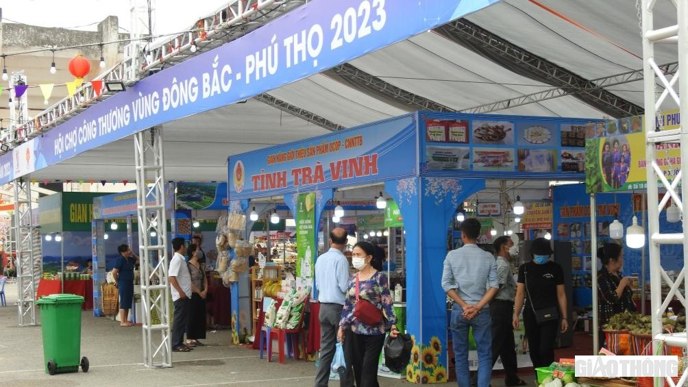 Hội chợ có 250 gian hàng với sự tham gia của 150 doanh nghiệp, hợp tác xã, tổ chức xúc tiến thương mại, hiệp hội ngành hàng, làng nghề,...