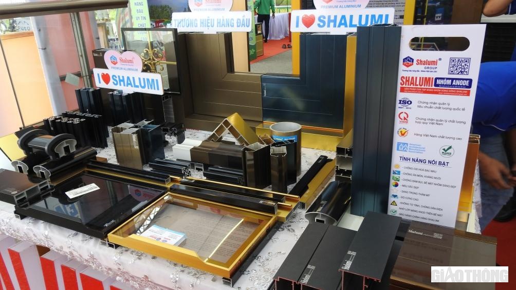 Các mặt hàng tiêu dùng, đồ gia dụng, phân bón, nguyên vật liệu, thiết bị xây dựng, trang trí nội, ngoại thất, điện, điện tử, hàng may mặc, sản phẩm dịch vụ viễn thông, ngân hàng, bảo hiểm,... cũng được đưa vào trưng bày và bán tại hội chợ.