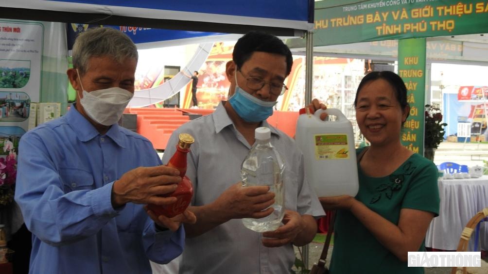 Chị B.T.L. chia sẻ: "Hội chợ Công Thương Đông Bắc là nơi quy tụ nhiều mặt hàng, vừa giúp người dân và du khách đa dạng hóa chọn lựa sản phẩm, vừa làm tăng độ nhận diện của thương hiệu giữa các tỉnh thành".