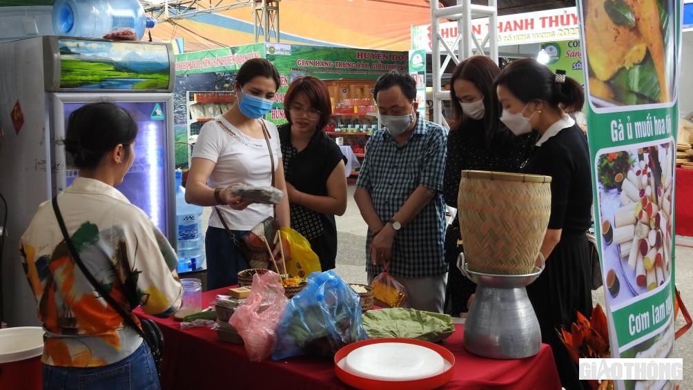 Đông đảo người dân tham gia hội chợ, tìm hiểu các mặt hàng.