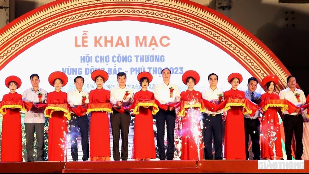 Trước đó, vào tối ngày 24/4, tại Sân vận động Bảo Đà, thành phố Việt Trì, Sở Công Thương tổ chức khai mạc Hội chợ Công thương vùng Đông Bắc - Phú Thọ 2023.